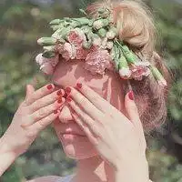 戴花的欧美女生头像气质范落花非无意却只随波流