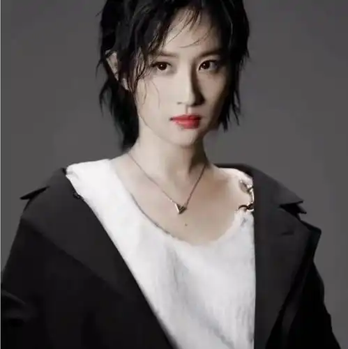 刘亦菲剪短发,微卷狼尾发型眼神犀利,像换了个人,网友太美了