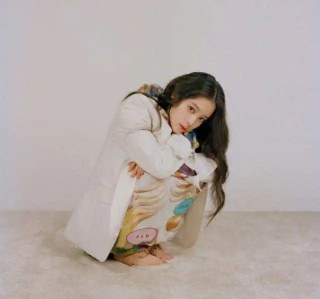 欧阳娜娜变身时尚少女,一双帆布鞋,永远百搭