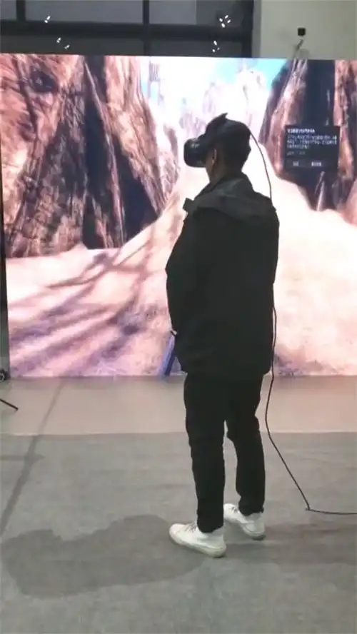 带兄弟体验一把vr科技,刚开始还是信心满满,没想到最后打脸
