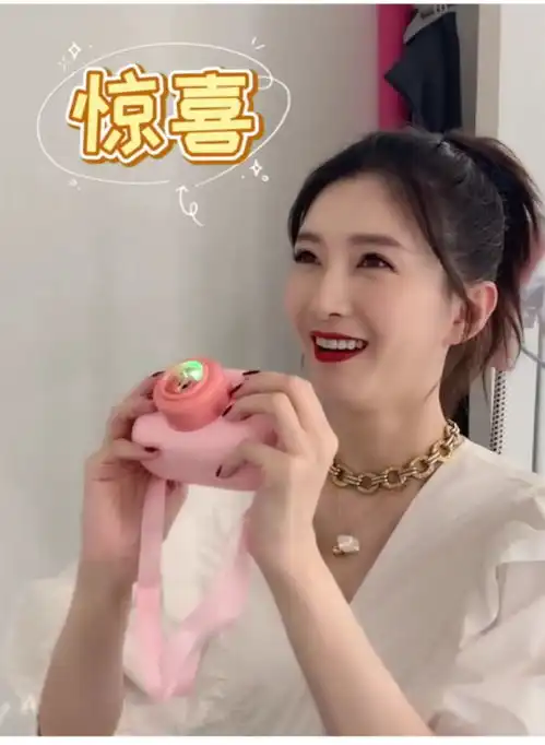 江疏影片场玩泡泡机上瘾,无意举动尽显好人缘,高马尾连衣裙少女感十足