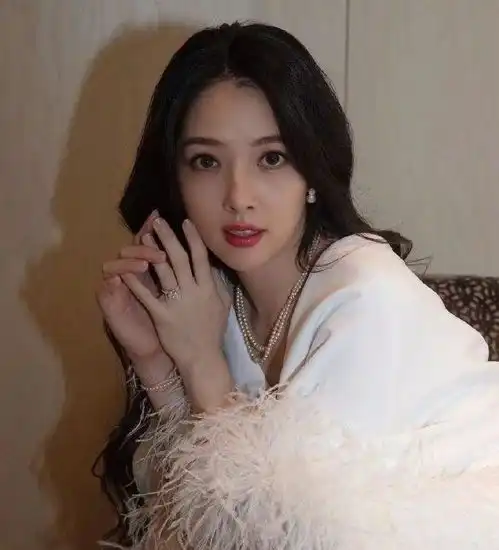 郭碧婷豪门儿媳气质显现全身搭配近百万,越来越高贵了
