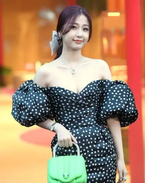虞书欣身材什么时候熟了露肩波点装又纯又欲,吴磊不敢直视