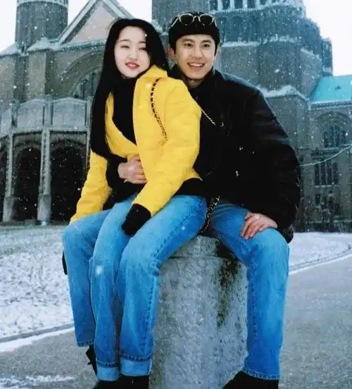 杨钰莹在自家花园摘菜用不锈钢盆超接地气,皮肤白皙水嫩似少女