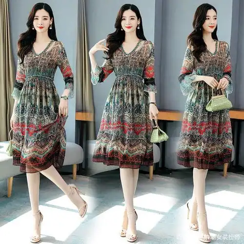 温柔又治愈的清爽夏日穿搭,仙气飘飘的印花连衣裙,时髦又显气质