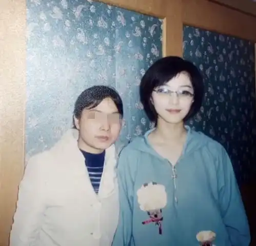 范冰冰21年前旧照曝光,对比现在毫无整容痕迹,与爸妈同框好清纯