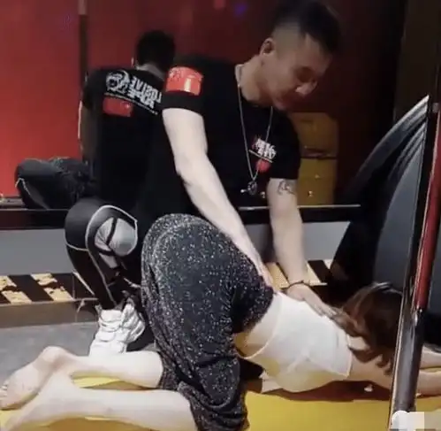 女学生学习瑜伽,资深男老师现场揩油,学员都看不下去了