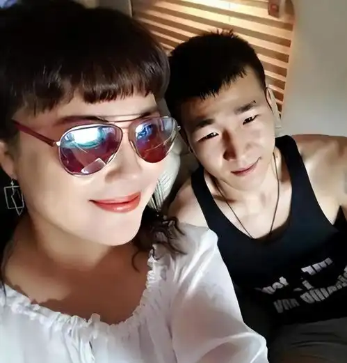 52岁李菁菁高调秀恩爱和小21岁老公亲密合照,戴情侣款墨镜好酷