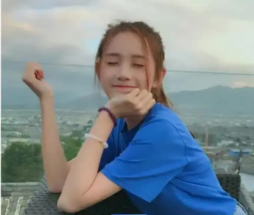 女生在线哭诉,家里没钱,人长得丑,没用的爸,操劳的妈,真窒息宣扬父母网易订阅