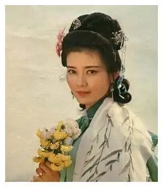 朱军一生都追不到的女人,32岁离婚后看破红尘,如今66岁一心向佛