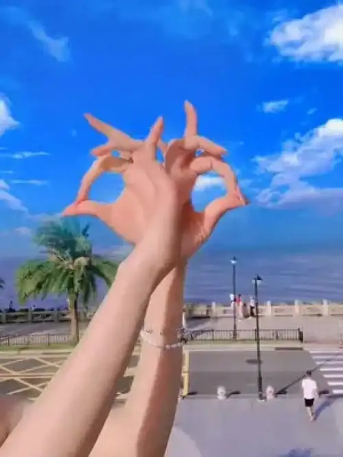 手指舞,这双手好看吗美女碧水蓝天不露脸的手势舞