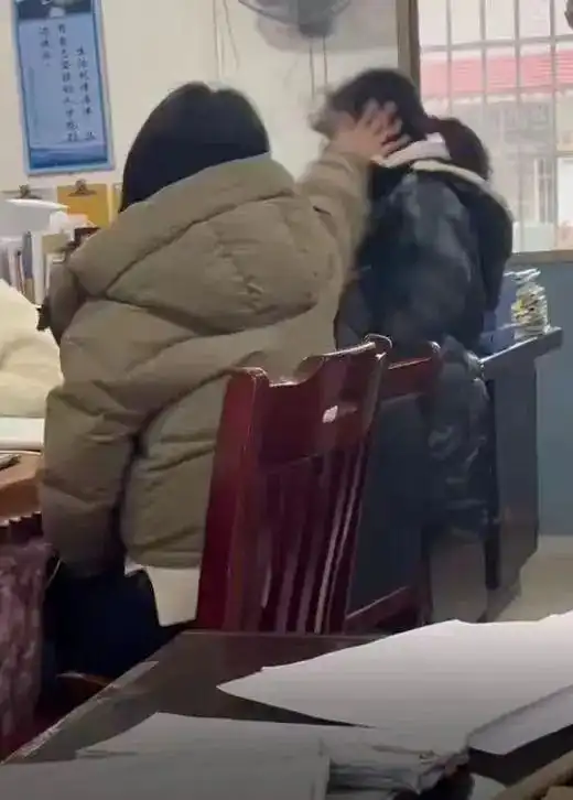 湖南女老师打骂学生后续身份曝光,教育局回应,家长做法不理解