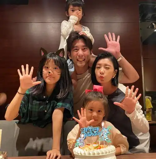贾静雯晒全家福为女儿庆生,小8岁修杰楷瘦到脱相,比老婆还显老