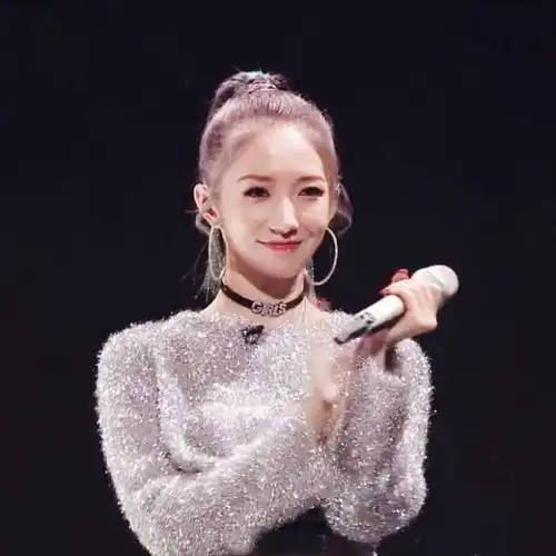 孟美岐归团后参加明日之子首秀却忘词,李宇春点评令山支大哥瞬间尴尬