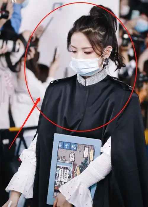 火箭少女挑战暗黑风,杨超越状态消沉,吴宣仪的眼妆成焦点