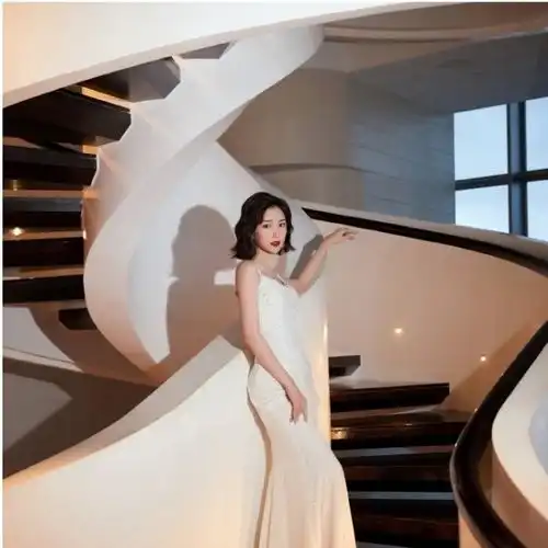 毛晓彤玩突破港风美女造型,红唇微卷发别具风格