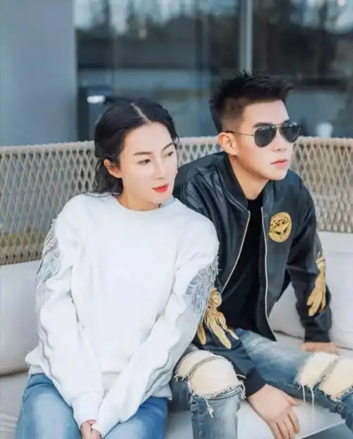 55岁的她被称中国辣妈,坚持健身20年,和儿子站在一起像情侣