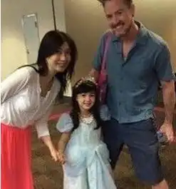 夏天不顾采访自顾聊天遭妈当众指责两次道歉