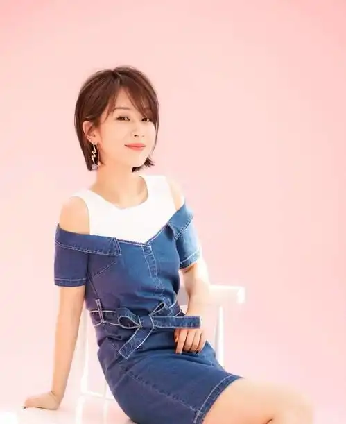 李沁轻熟女穿搭气质优雅,杨紫少女风格装扮,俏皮可爱很时尚