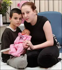 英国13岁男孩与15岁女友生子