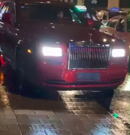 王思聪与网红孙一宁开撕后首露面与友人聚餐手机不离手无心聚会