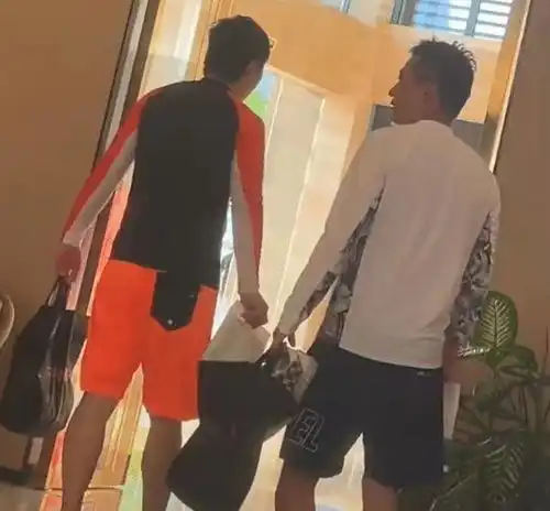 沈腾三亚冲浪被偶遇,打扮随意身材暴瘦明显,神秘美女同行引热议