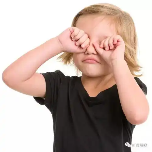 心疼梧桐絮飞入眼,无知爸爸竟给女儿这样消炎小姑娘的眼睛就这么毁了