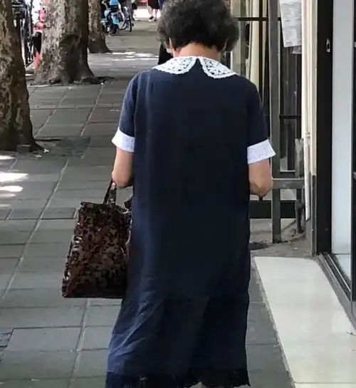 女人上了年纪怎么穿得体显贵上海奶奶的穿搭中这3点体现出关键