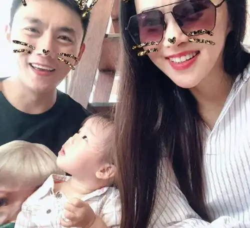 她二婚嫁给小10岁头婚男,47岁生下女儿,如今52岁婚姻很幸福