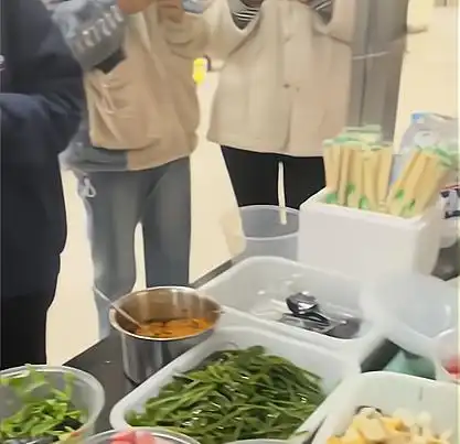河北一大三女生因食堂米线不合胃口,随后女生一举动让人出乎意外