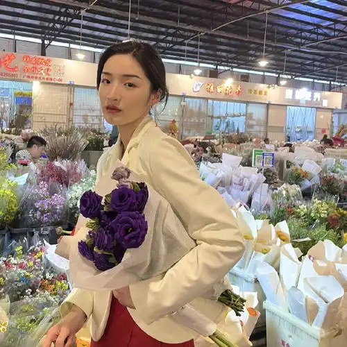 女生头像手捧花肉卷