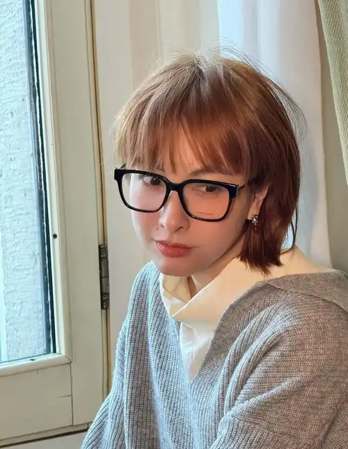 吴昕染金发烫卷毛可爱俏皮短发戴黑框眼镜似少女