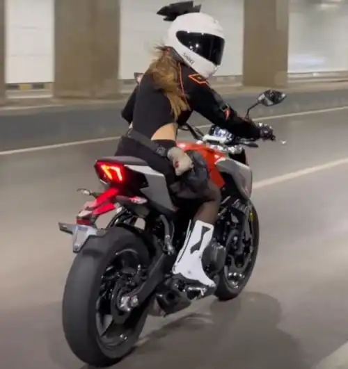 重庆机车女孩儿摔倒,现场图曝光,女孩儿本人回应