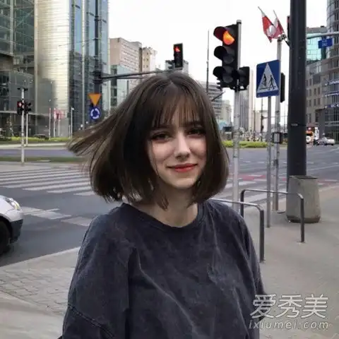 qq头像女生短发带帽白百