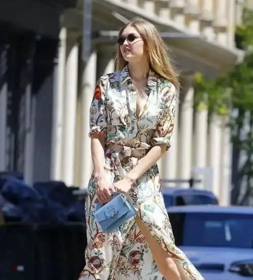 爱美的女人挑选碎花单品记住这三点,简单漂亮,职场生活由你掌控