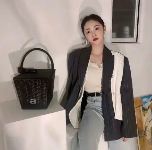 喜欢清新风的女生快看看周洁琼黑色西装搭配碎花裙,满满精致感