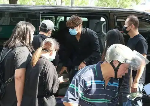 黄鸿升设灵,女友憔悴送别双眼哭肿,近乎绝食只想日夜守灵陪小鬼说话