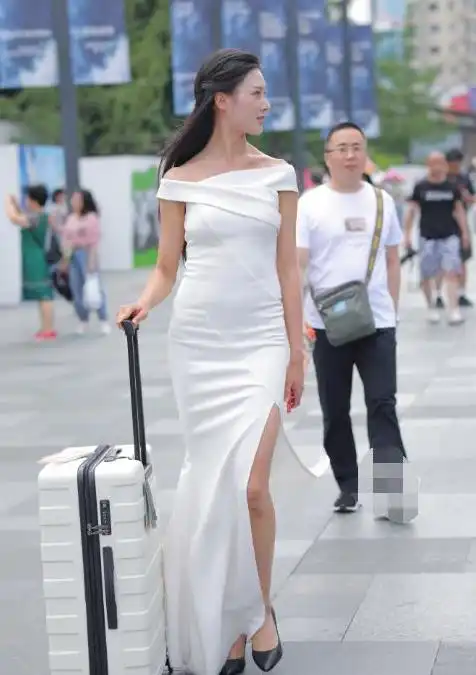 美女这是要出差穿的太美了吧