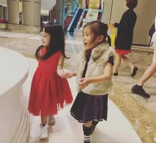 贾静雯带咘咘波妞与闺蜜聚会,咘咘穿皮草贵妇范,小波妞喜感十足