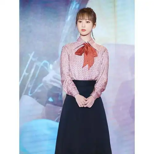 杨紫终于成熟了,穿基础衬衫半身裙气场全开,尽显优雅气质