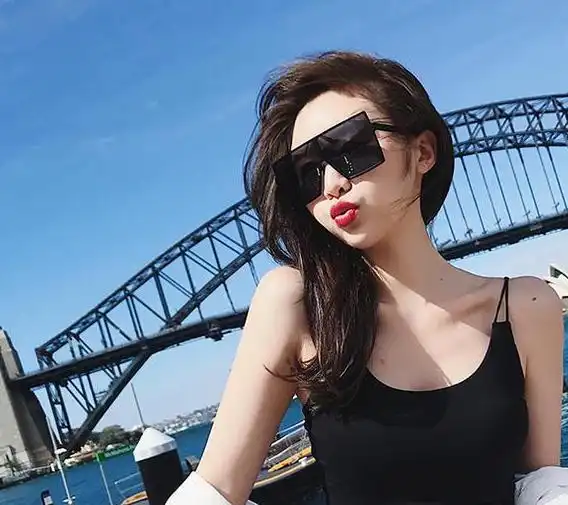 曼妙身材的吊带背心美女,尽显高挑丰满身材,总在人群中脱颖而出