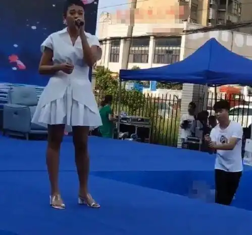 曾是快女的人气歌手,她被肖战说长得黑,疑嫁富豪却惨到乡下演出