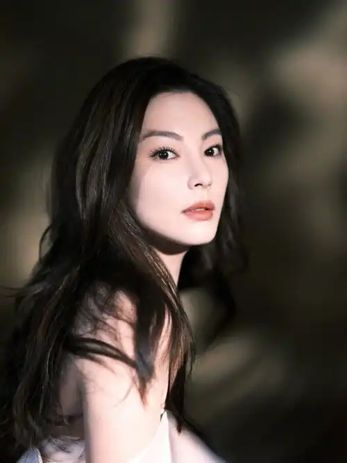 微博之夜女星造型金晨明艳红裙艳压,迪丽热巴短发撞脸范冰冰