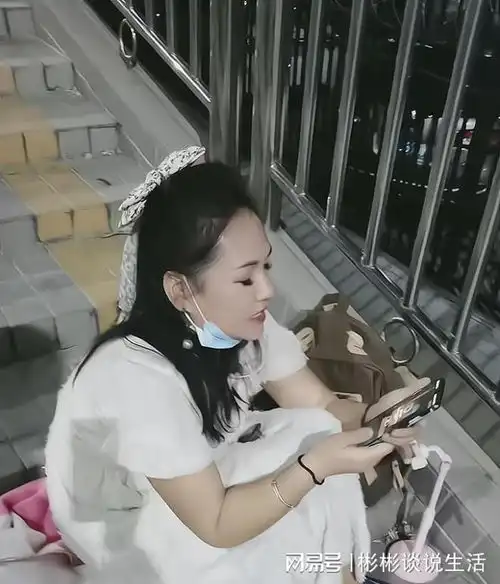 流浪在深圳龙华的知性女子,声称是河南人,曾经是名数学老师