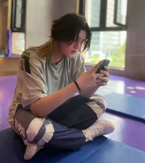 赤酱另类狼尾造型帅呆众人,女装赤酱也不差ks阿神也甘拜下风