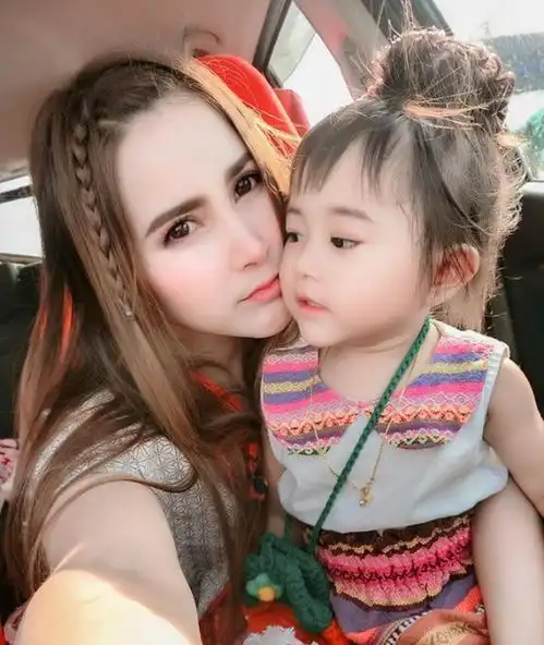 2岁女孩因长得漂亮走红网络,网友发现原来孩子母亲更漂亮