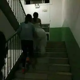 胖哥神侃五一出行要慎重以防见人不见景