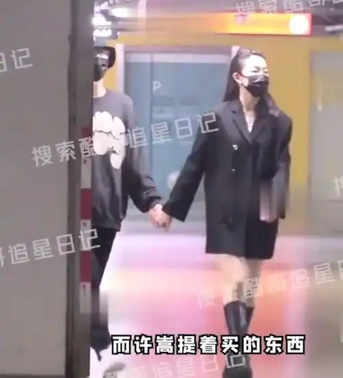 36岁许嵩新恋情曝光,牵手高颜值美女回家,女方肤白腿长还会撩人