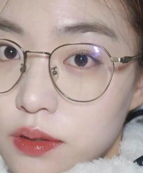 戴眼镜的女人,这样化妆才好看放大双眼又气质,颜值提升快