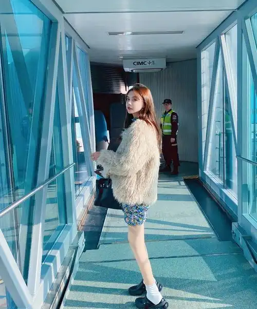 韩安冉和网红姐妹合照,被嘲分不清谁是谁,戴帽女孩却脱颖而出